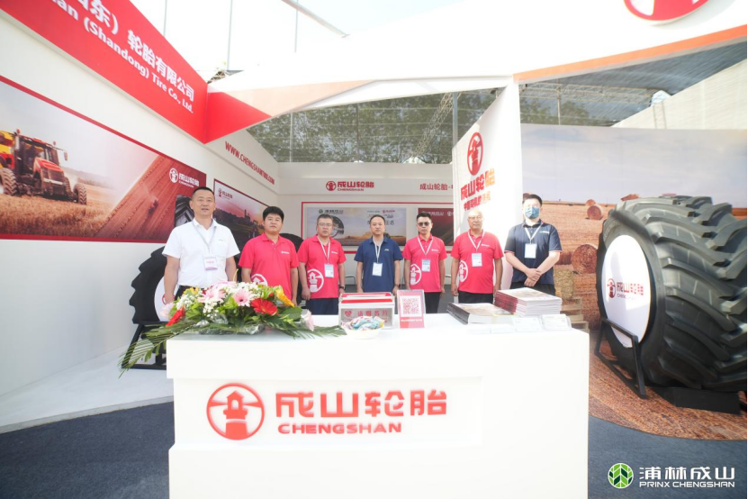 尊龙中国闪耀新疆农机展 科技创新助力农业现代化